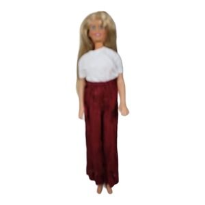 Hasbro 1987 Vintage Maxie Fashion Doll Blonde Hair Blue Eyes white‎ dress